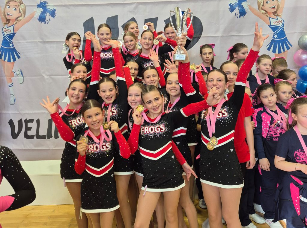 Otroška performance cheer pom ekipa na podelitvi, na tekmovanju na Hrvaškem.